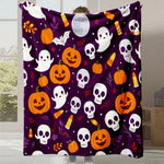 Cette image montre un motif de décoration d'Halloween comprenant des citrouilles, des crânes, des fantômes et d'autres symboles de la fête.