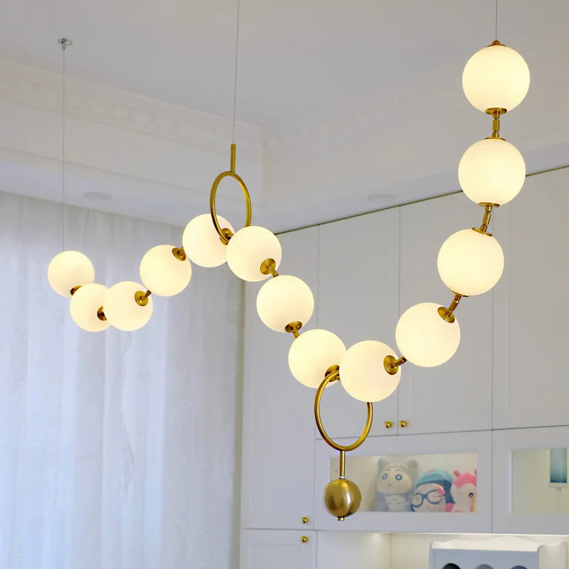 suspension lumineuse moderne boules sphériques blanc doré opaques chaînes