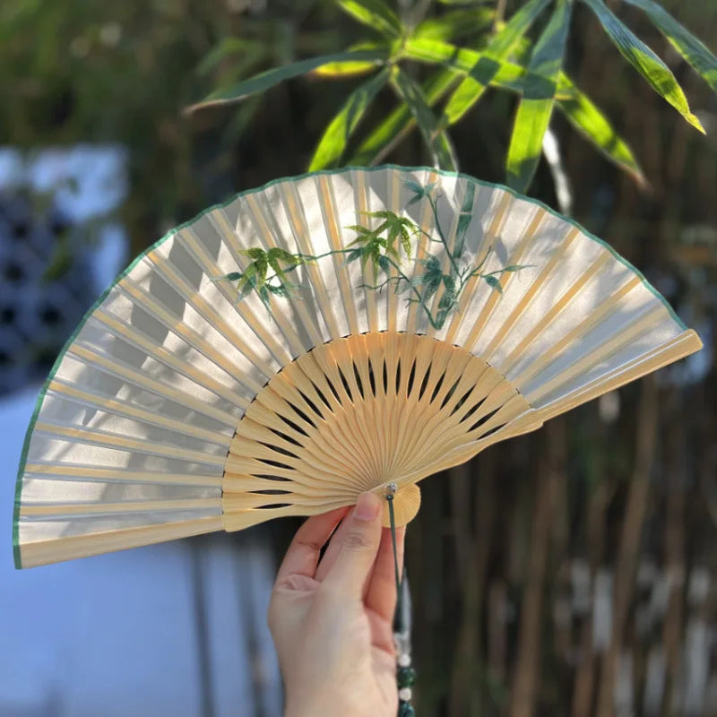 éventail traditionnel artisanal tissu bamboo papillons colorés fleurs blanches tassel métal cadeau