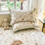 Le décor de chambre à coucher arbore un motif végétal avec des fleurs et des feuilles colorées, créant une ambiance chaleureuse et naturelle.