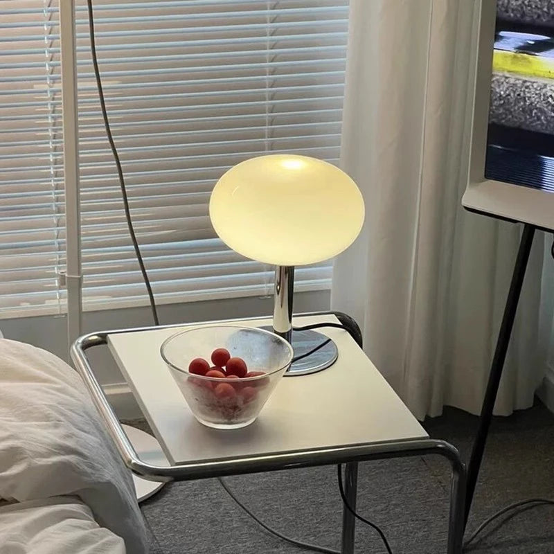 lampe table moderne minimaliste rose pâle beige clair verre dépoli pied métallique base métallique