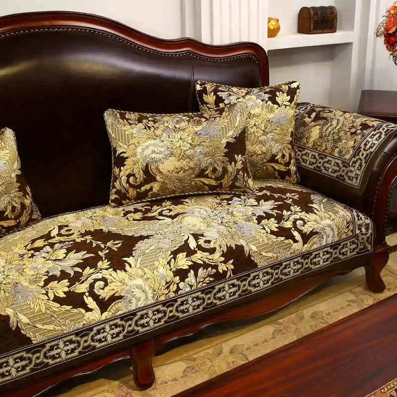 Un canapé ancien de style victorien à l'aspect élégant et luxueux, décoré de motifs floraux dorés sur un fond sombre, créant une atmosphère chaleureuse et sophistiquée dans l'espace.