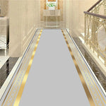 Chemin de sol de luxe avec bordure dorée, créant une atmosphère élégante et raffinée dans cette belle entrée.