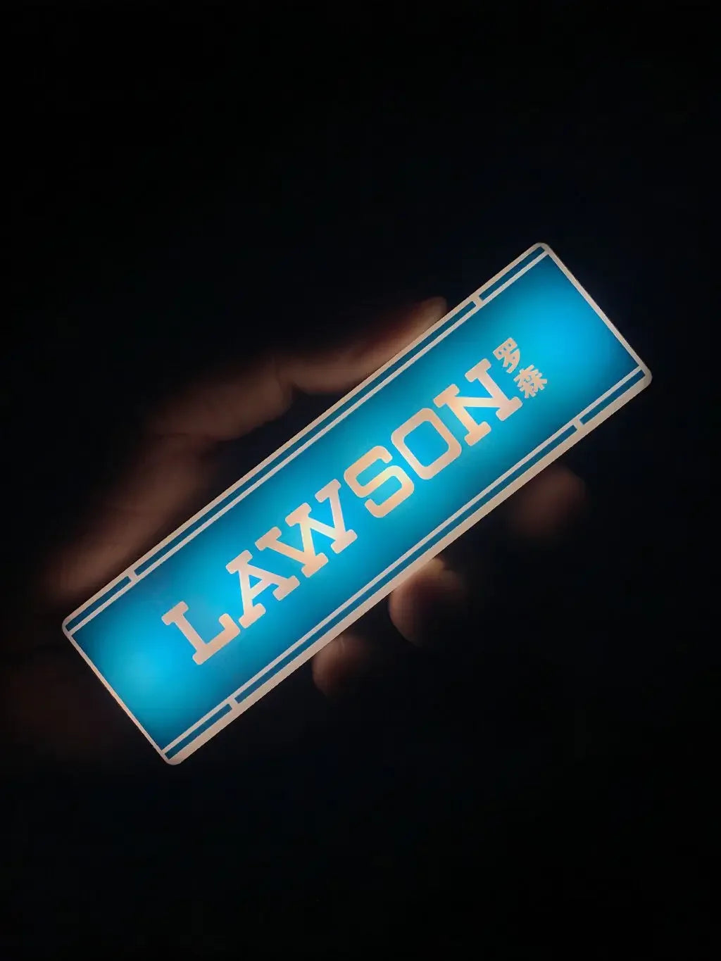 panneau lumineux moderne aimants logos lawson famillymart bleu vert blanc noir adhésif lumineux