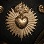 décoration murale cœur gothique or rouge noir relief floral baroque religieux vintage