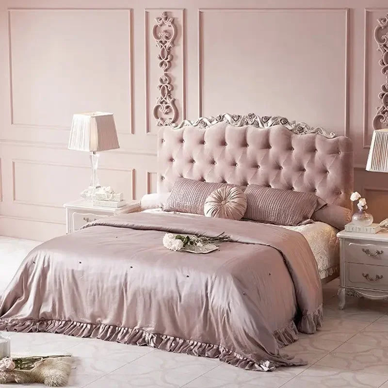 lit double bois rose pâle tissu capitonné vintage classique oreillers draps coussin décoratif