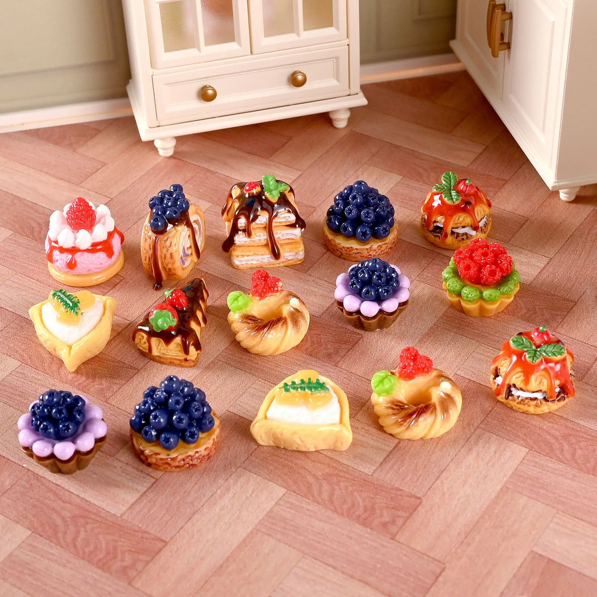 mini gâteaux dessert résine fruits détails fins maison poupée décor accessoire variés couleurs blanc