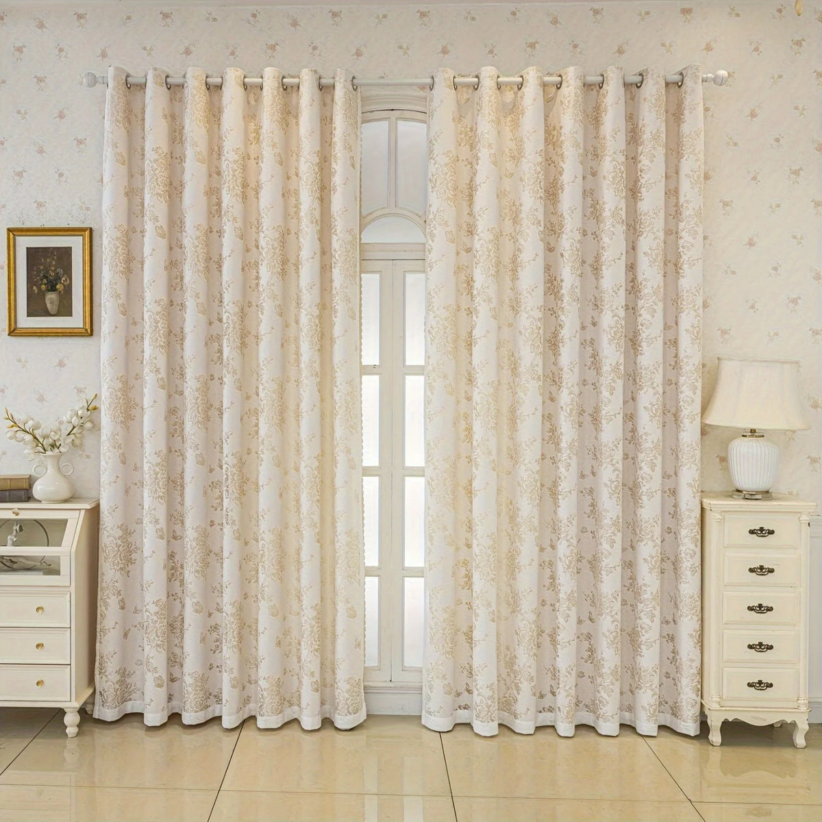 rideau floral fleurs dorées beige clair foncé classique anneaux métalliques extérieure fenêtre salon balcon