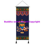 tapisserie bouddhiste ornements religieux symboles géométriques bleu multicolore crochets métalliques