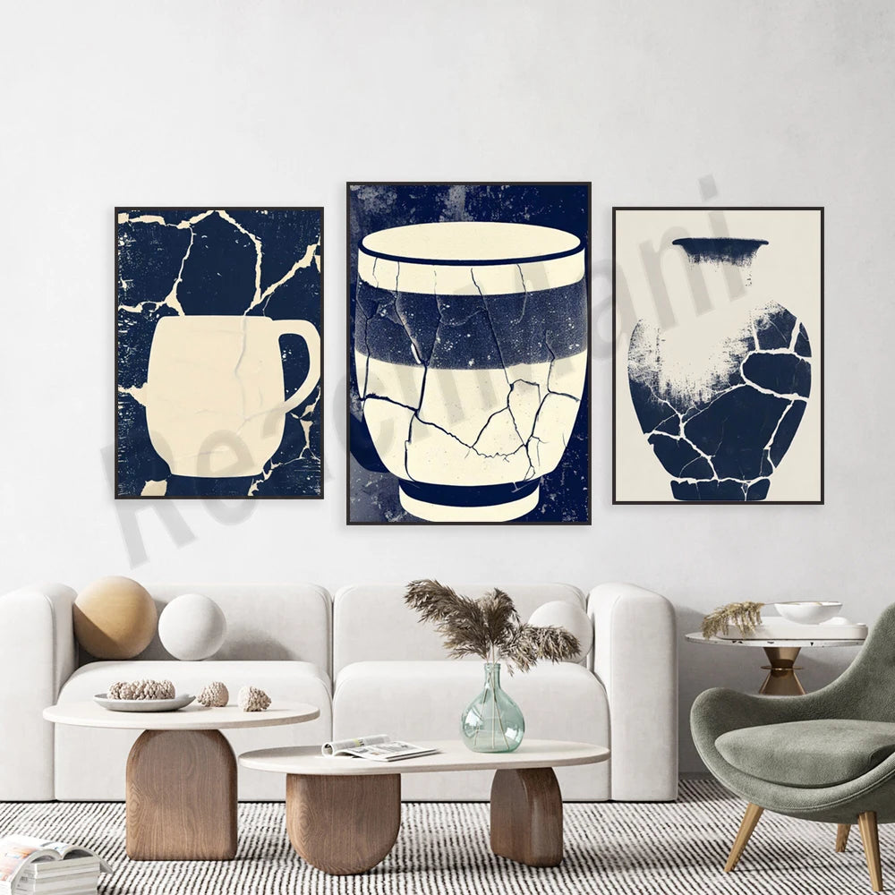 Le mur blanc met en valeur des affiches encadrées avec des motifs en noir et blanc, créant une ambiance épurée et élégante dans cet espace de vie.