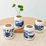 vase céramique blanc bleu fleurs stylisées artisanal traditionnel décoration intérieure pot fleurs
