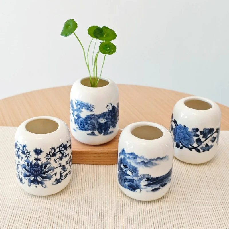 vase céramique blanc bleu fleurs stylisées artisanal traditionnel décoration intérieure pot fleurs