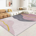 Intérieur moderne avec canapé confortable et tapis géométrique aux couleurs pastel.