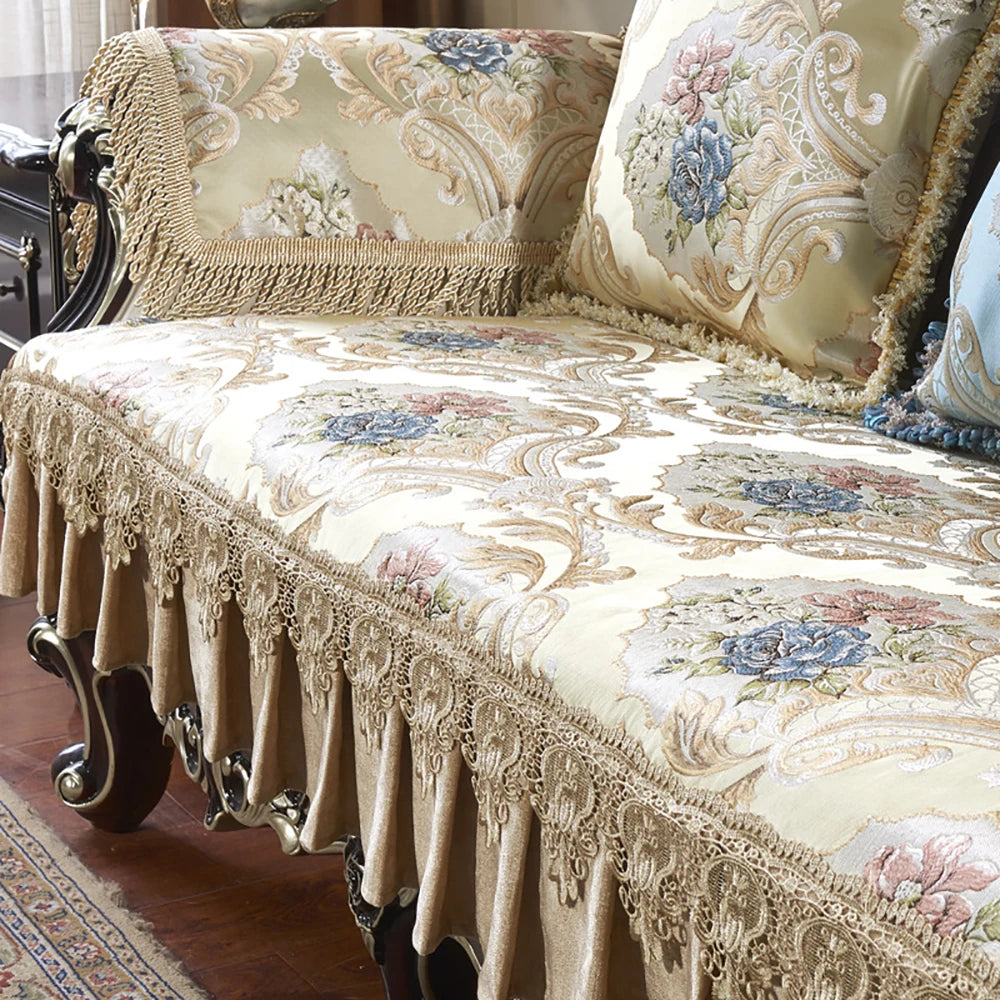 Un élégant canapé orné de riches motifs floraux dans des tons beiges et bleus, rehaussé de délicates dentelles qui lui confèrent une allure chaleureuse et raffinée.