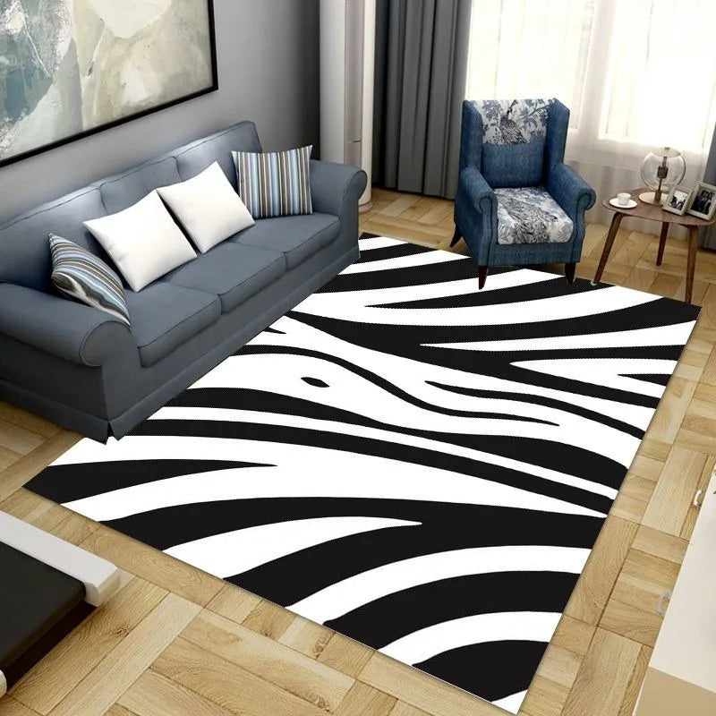 Un tapis noir et blanc avec un motif de rayures vertical élégant, qui apporte une touche de modernité et de contraste à ce salon aux meubles gris et bleus.