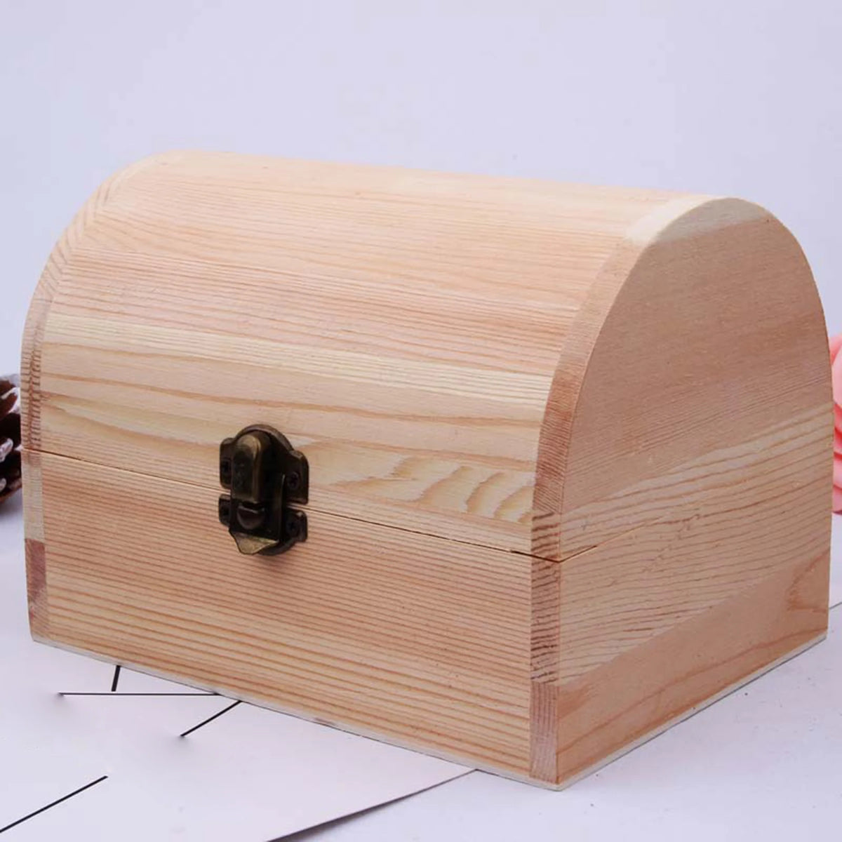 Coffre à bijoux en bois non fini vu de face avec couvercle ouvert