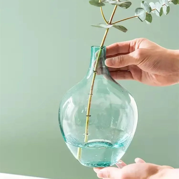 Vase en verre transparent dans un intérieur moderne