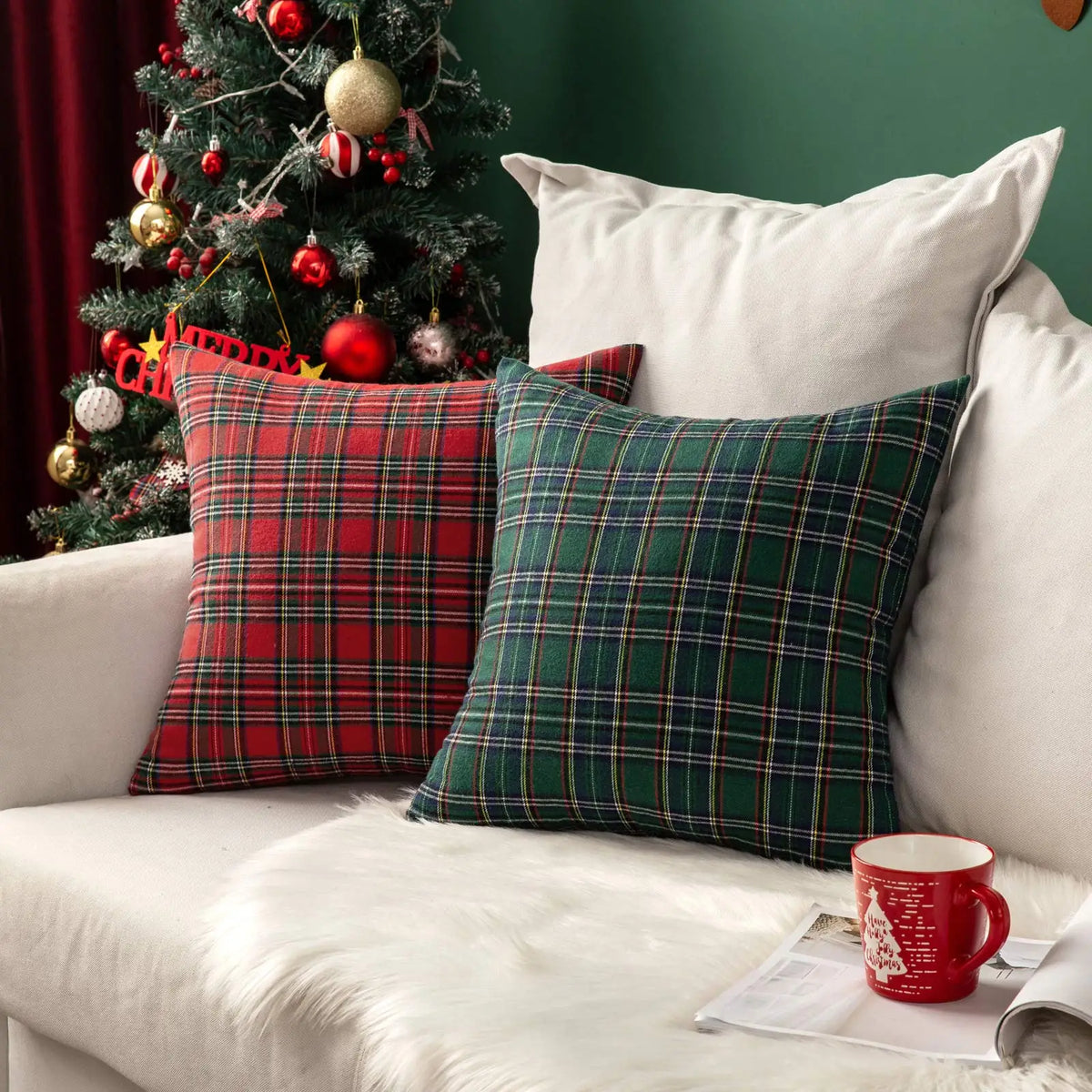 ensemble deux housses coussin carrées motif tartan vert rouge décoration maison traditionnel