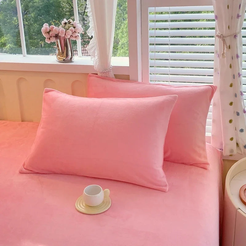 Housse de couette polaire bordeaux dans une chambre décorée