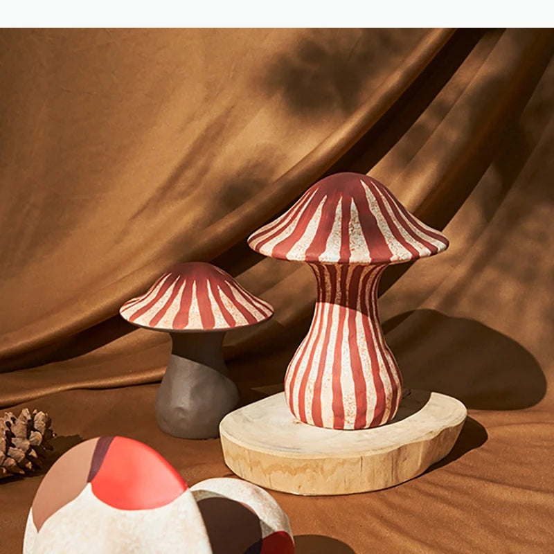 décoration moderne figurines champignons rayures abstraites couleurs variées beige rouge marron