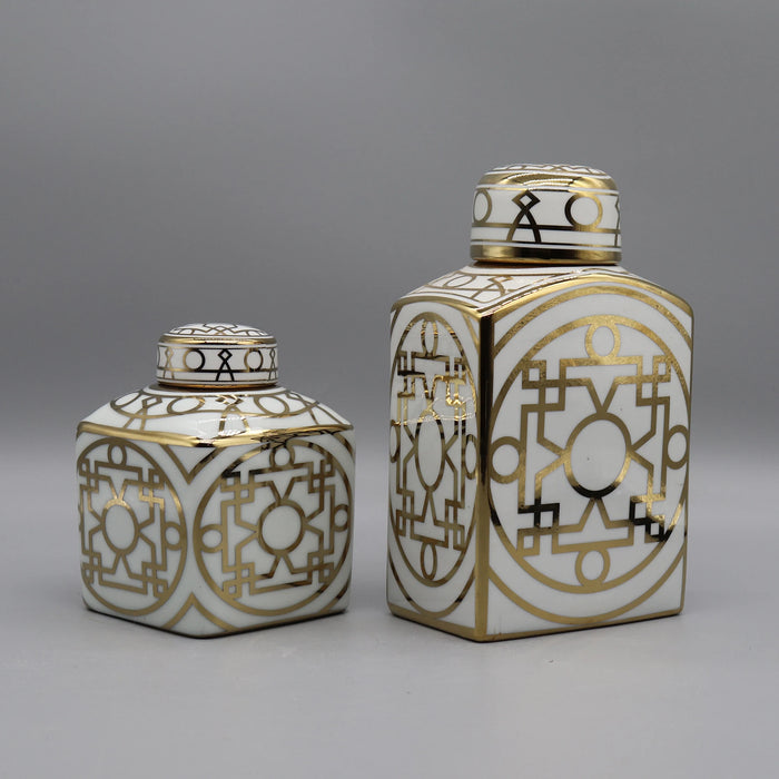 Pots décoratifs en céramique blanche et dorée avec motifs géométriques complexes.