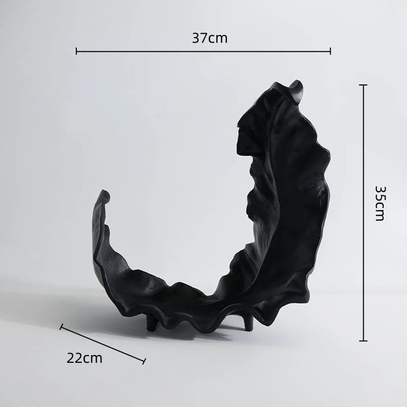 sculpture d'art contemporaine organique feuille stylisée argentée cuivrée minimaliste intérieur décoration festiveannée nouvelle noël