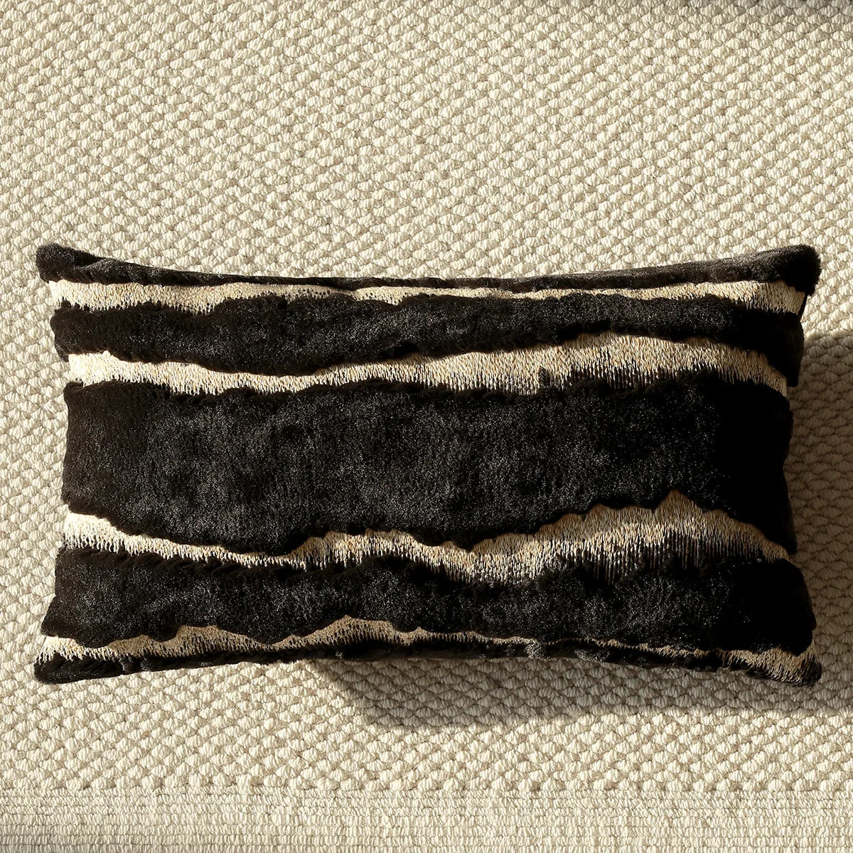 coussin deco fausse fourrure motif geometrique noir blanc nordique contemporain canape voiture