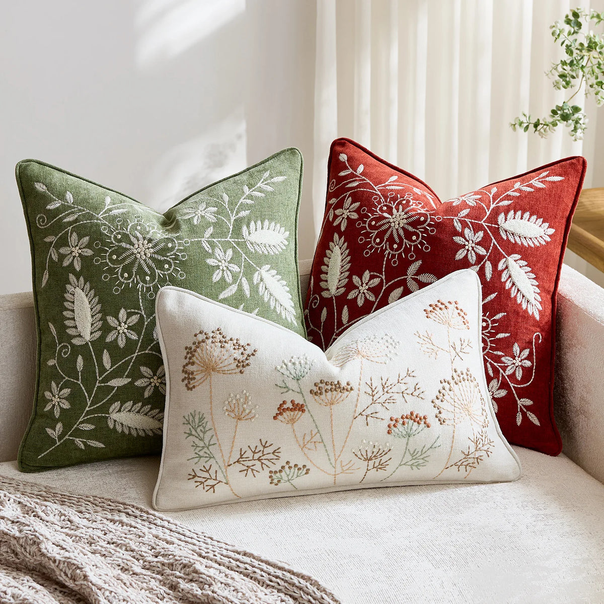 housse coussin carré brodé tissu chenille motif floral vert rouge décor maison lit sofa