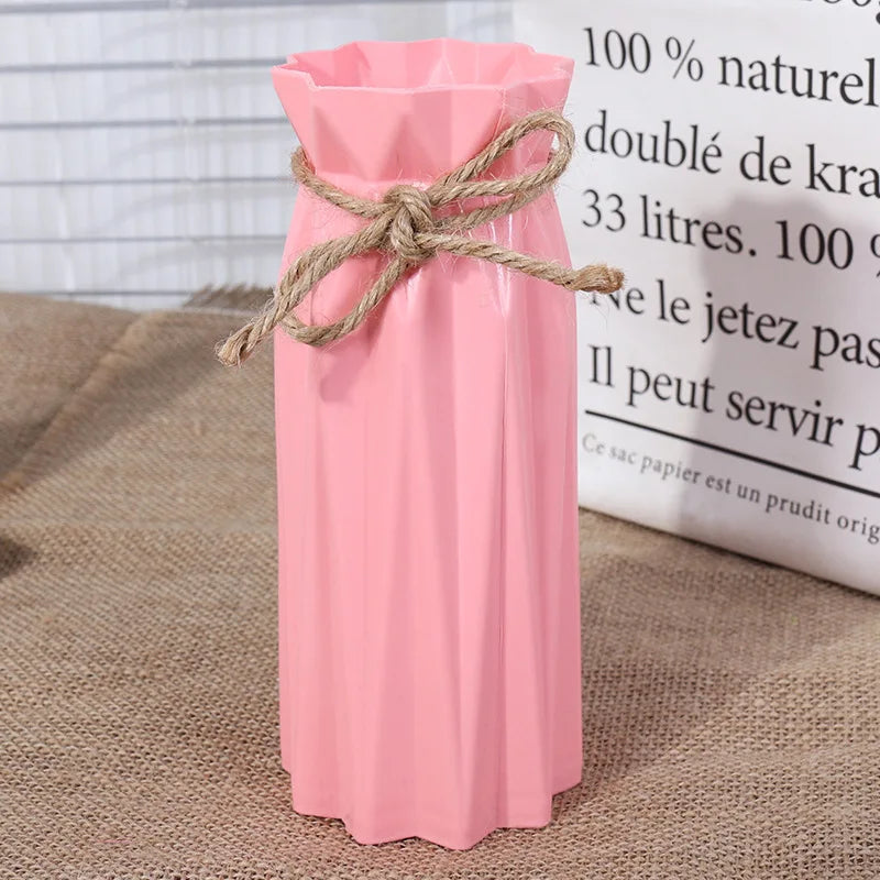vases décoratifs modernes plissés fleurs artificielles couleurs variées salon minimaliste