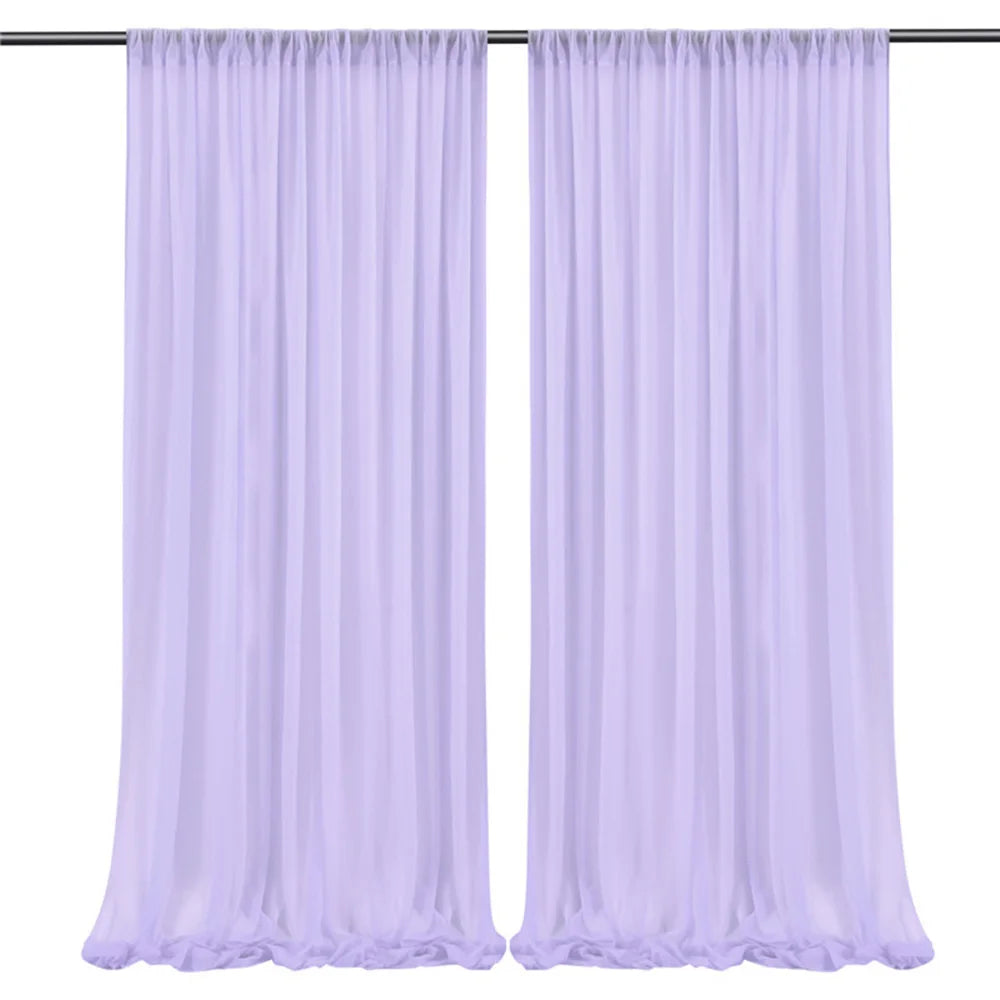 Deux rideaux légers et violets décorent une fenêtre.