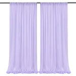 Deux rideaux légers et violets décorent une fenêtre.
