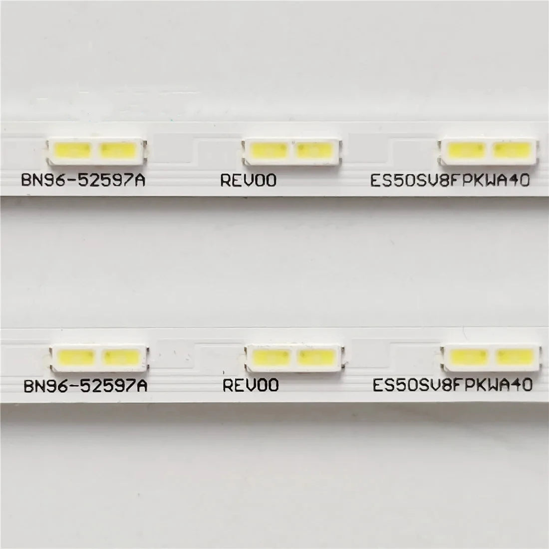 ruban led blanc lumieres jaunes moderne connecteurs electriques quincaillerie piece machine