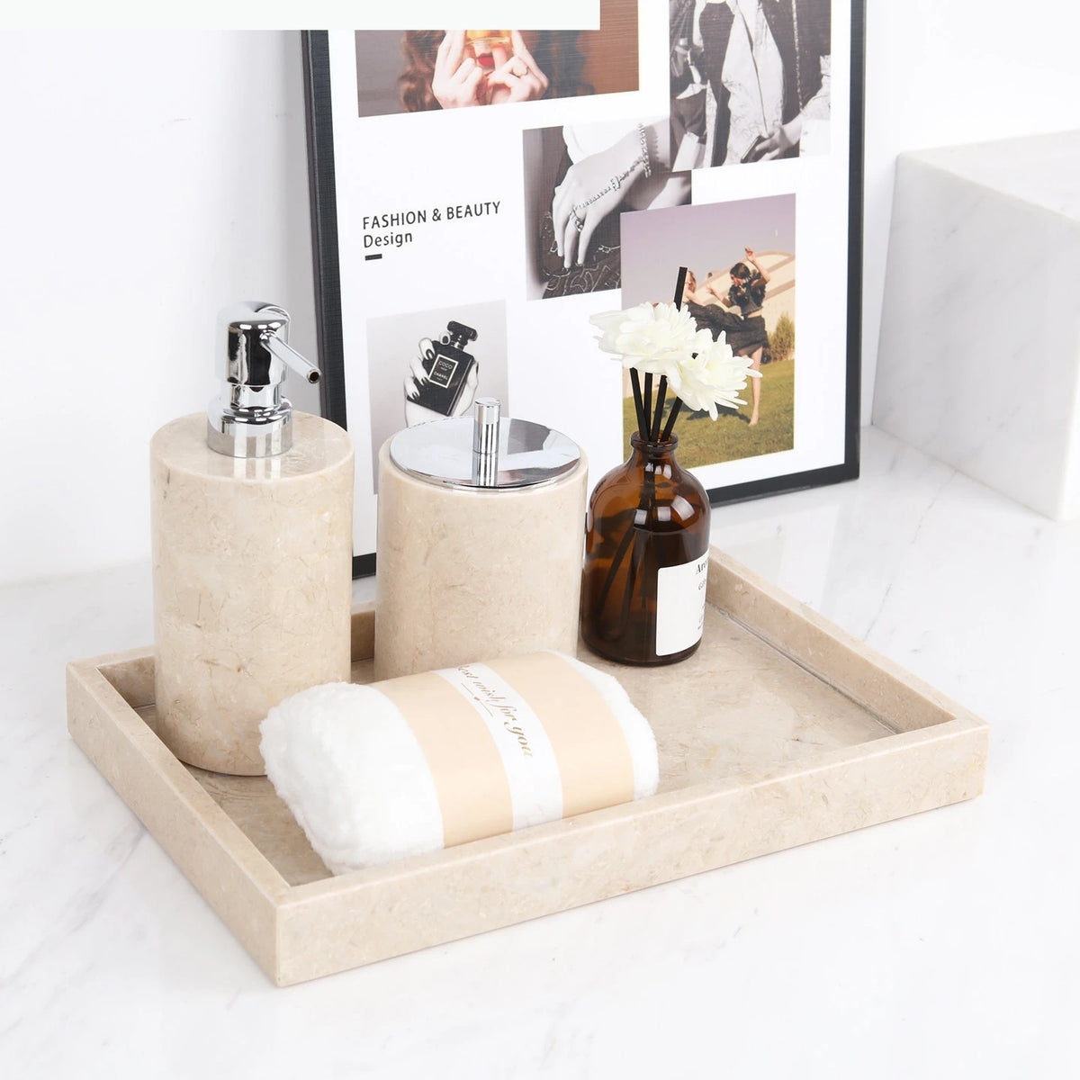 ensemble salle bain moderne marbre beige flacon savon désinfectant boîte cotons tiges rangement accessoires