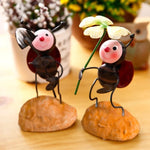 Ornement coccinelle en fer kaki foncé sur meuble TV salon