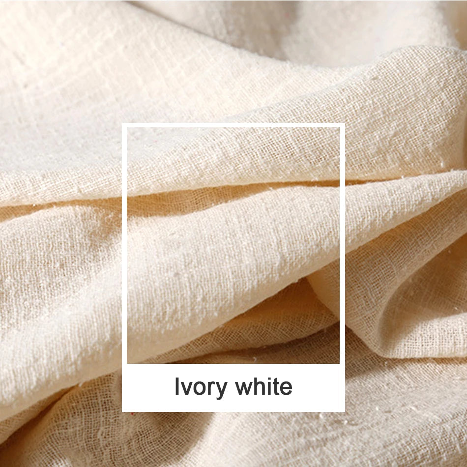 Tissu en coton blanc d'un aspect doux et moelleux.