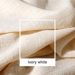 Tissu en coton blanc d'un aspect doux et moelleux.