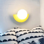 lampes murales modernes blanc rouge noir jaune sphères translucides demi cercles opaques minimaliste