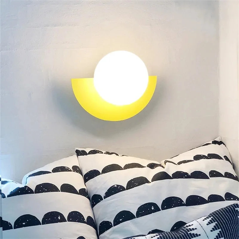 lampes murales modernes blanc rouge noir jaune sphères translucides demi cercles opaques minimaliste