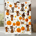 Une image avec de mignons chats aux couleurs d'Halloween et des citrouilles souriantes sur un fond clair.