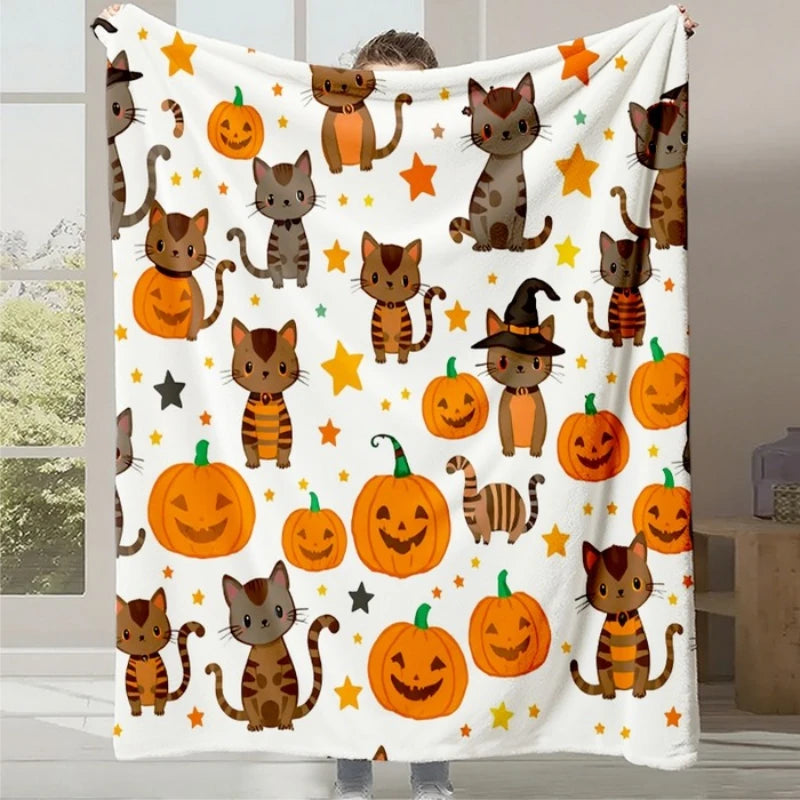 Une image avec de mignons chats aux couleurs d'Halloween et des citrouilles souriantes sur un fond clair.