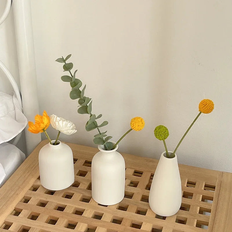 vase céramique blanc minimaliste décoration maison fleurs séchées feuilles vertes pomme pin coton bougie