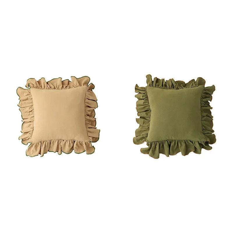 Ensemble de coussins carrés décoratifs à bordure volantée, disponibles en beige et vert, pour une touche de fraîcheur et d'élégance dans votre intérieur.