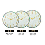 horloge murale moderne nacrée motifs veinés blanc doré irisation verte rose bleue