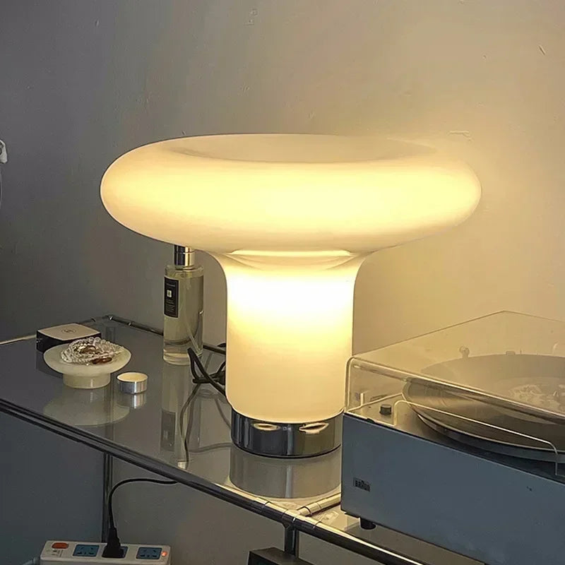 Lampe champignon dans une chambre avec décoration moderne