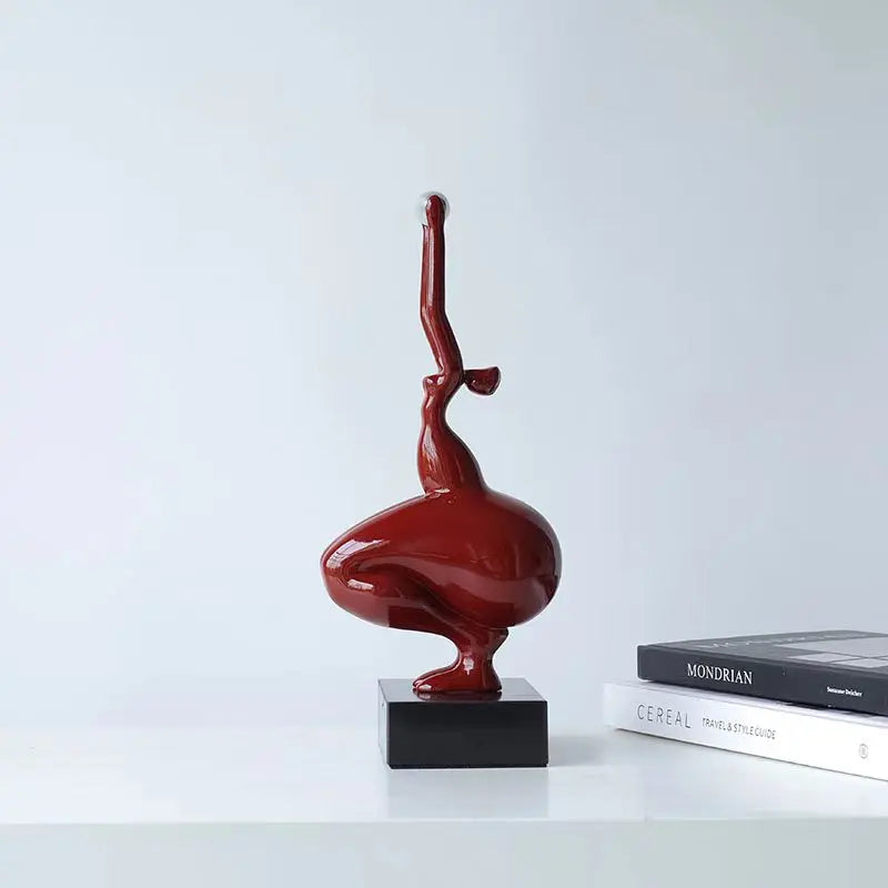 sculpture abstraite résine rouge argenté contemporaine lisse brillante base carrée noire chambre coucher decoration