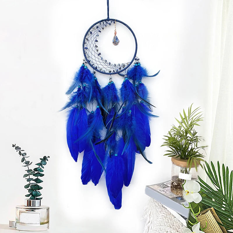Rêve captivant de plumes bleu indigo suspendues dans un anneau décoratif avec des accents argentés.