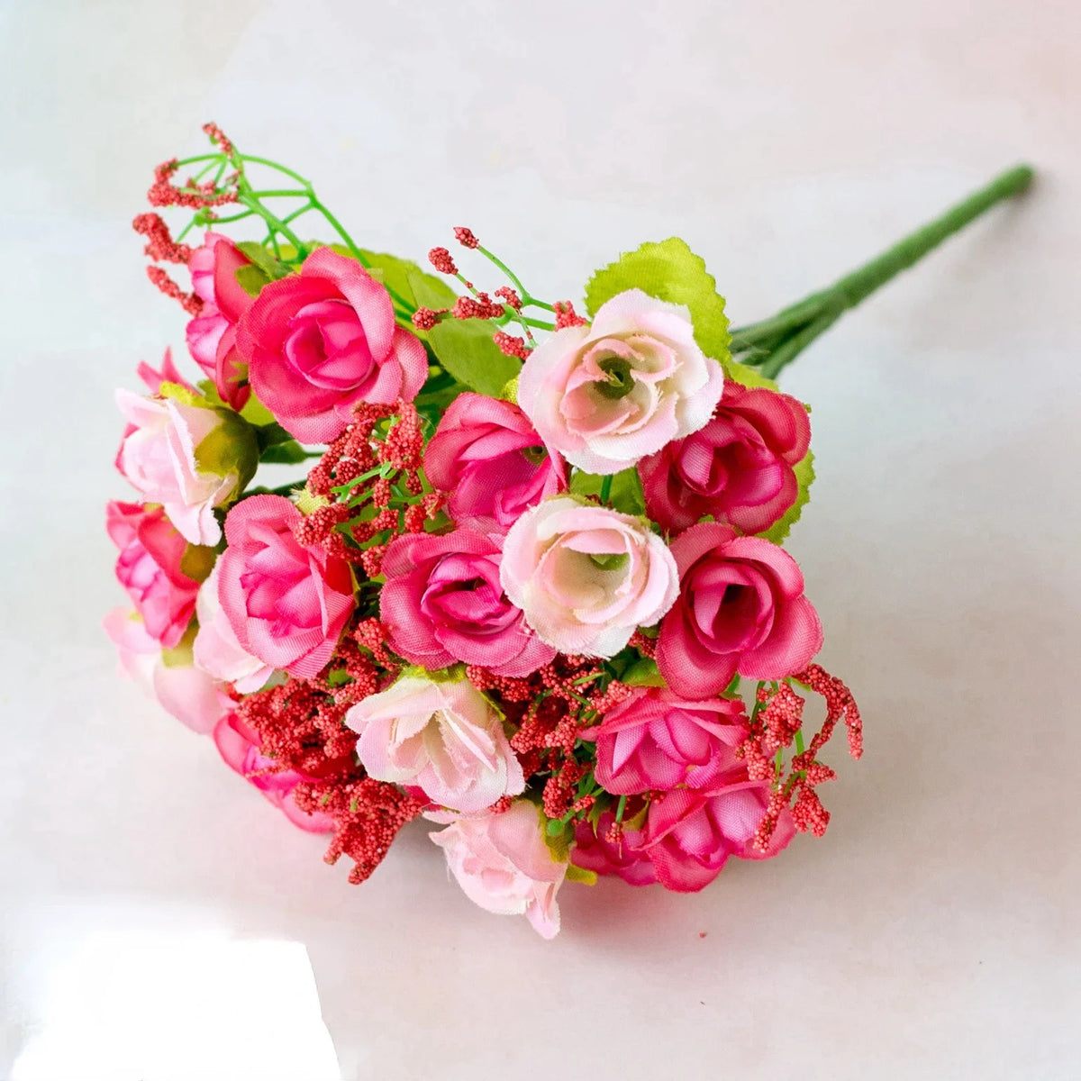 décoration intérieure rose vif fleurs artificielles bouquets champêtres vases lampion floral