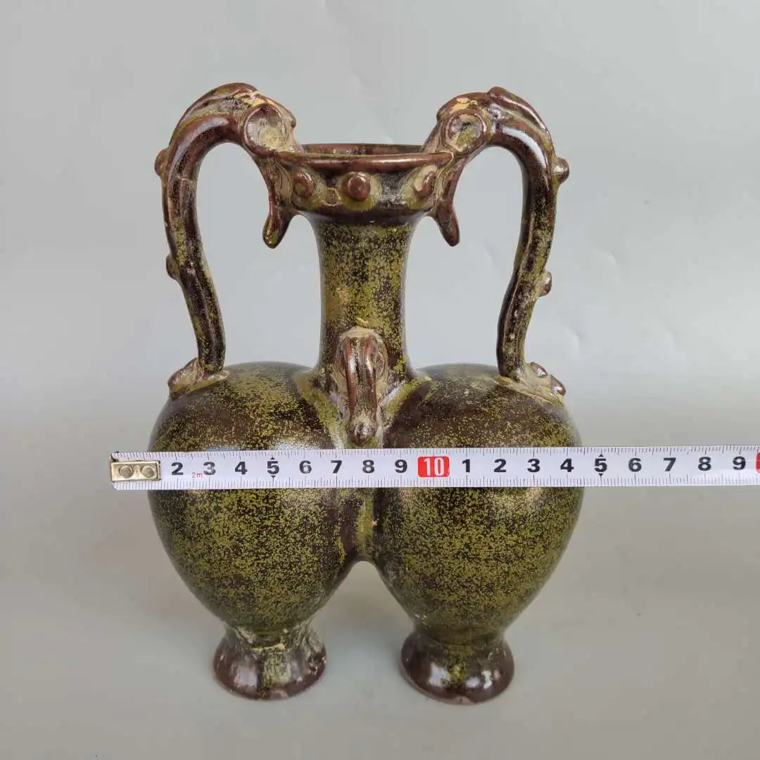 Vase en céramique vintage de couleur verte avec mesure de taille.