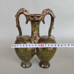 Vase en céramique vintage de couleur verte avec mesure de taille.