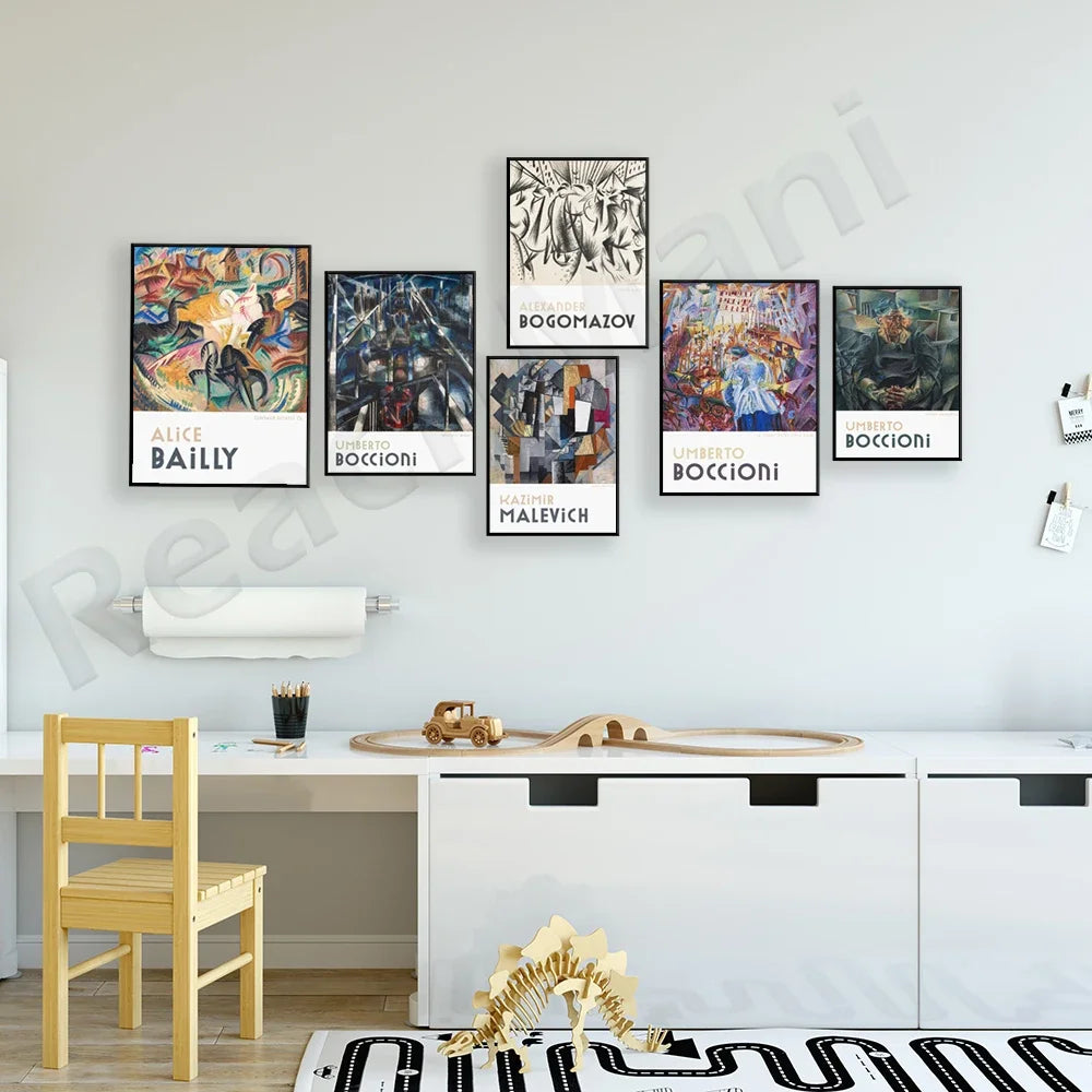 Une pièce lumineuse et colorée avec des affiches d'art accrochées au mur, une table basse avec des jouets et une chaise en bois, créant un espace accueillant et stimulant pour les jeunes enfants.